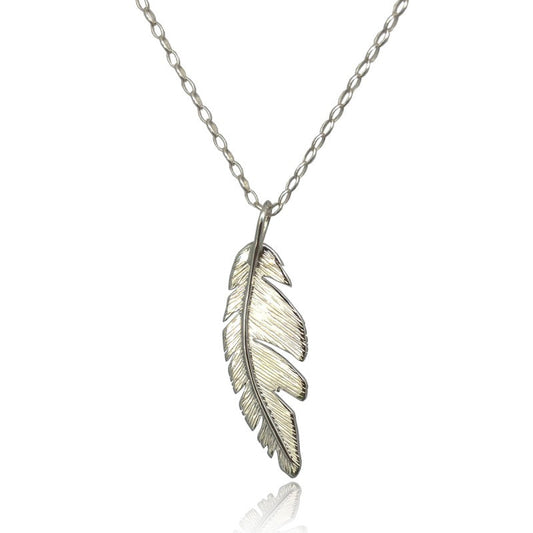 Dije de plata 925 Pluma G artesanal — Luminé Zacatecas