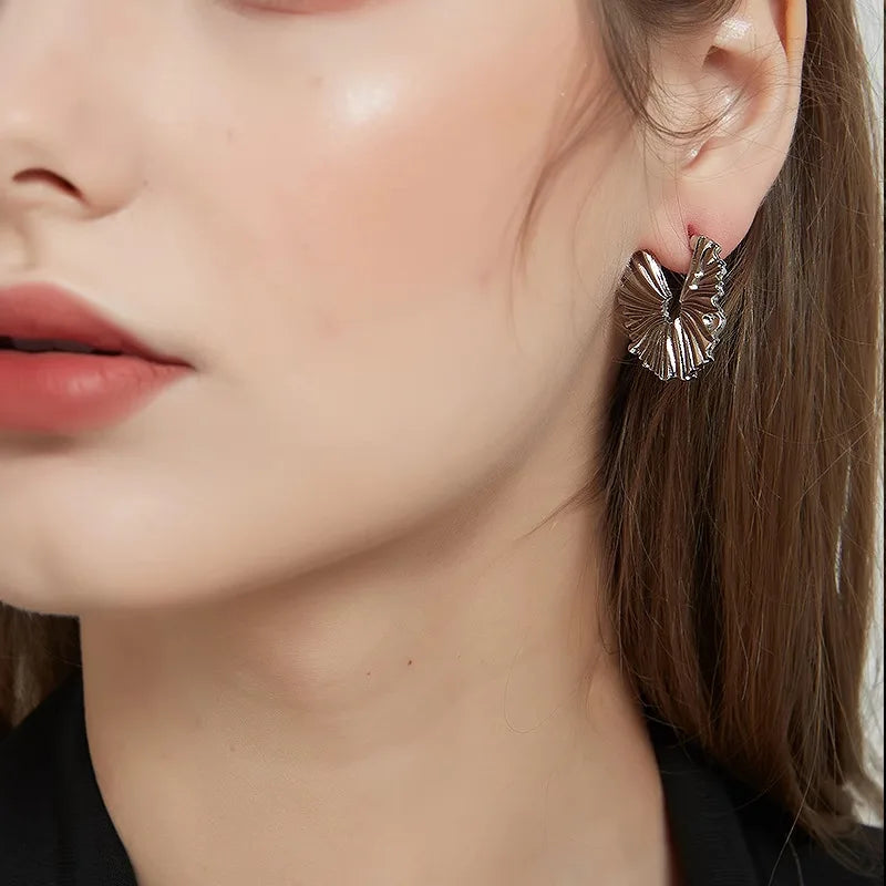 Aretes Aro Abanico Plisado — Plata de Ley 925 Certificada | Diseño Escultórico, Estilo Moderno