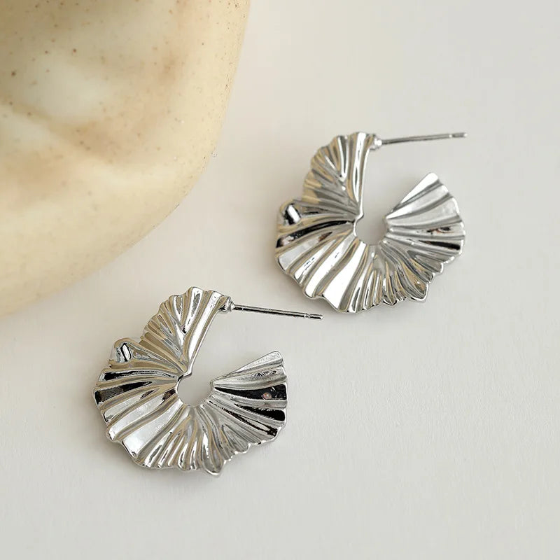 Aretes Aro Abanico Plisado — Plata de Ley 925 Certificada | Diseño Escultórico, Estilo Moderno