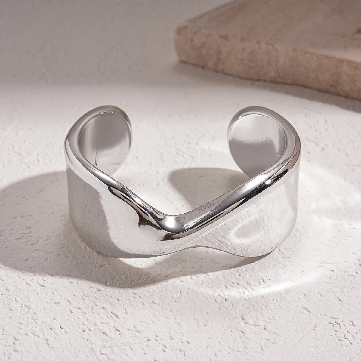 Brazalete “Infinity Twist” para mujer Acero inoxidable con Baño de Oro 18K