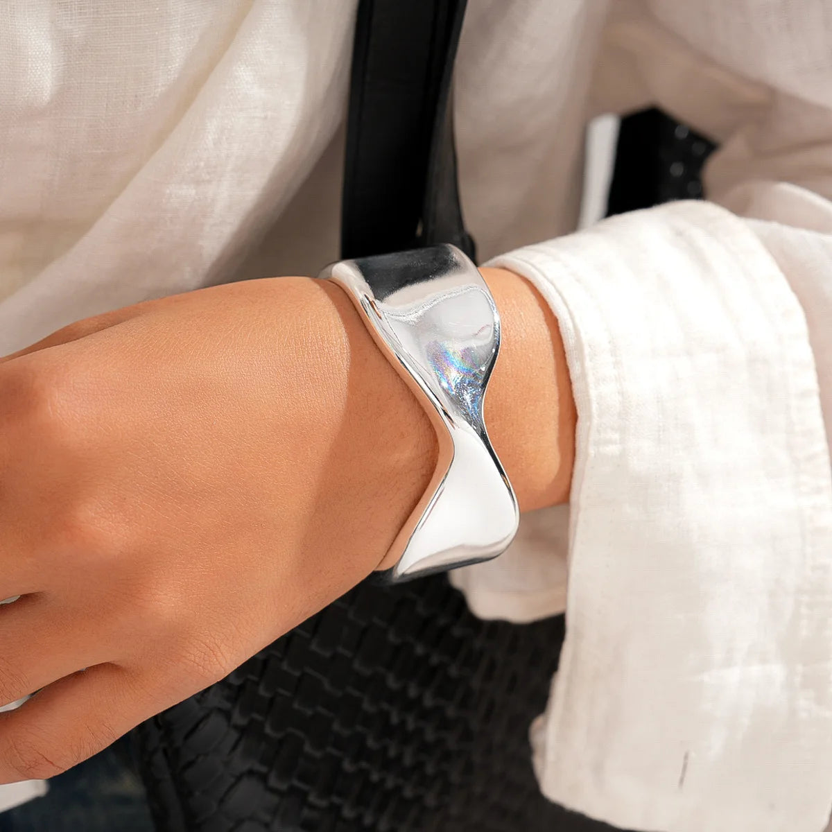 Brazalete “Infinity Twist” para mujer Acero inoxidable con Baño de Oro 18K