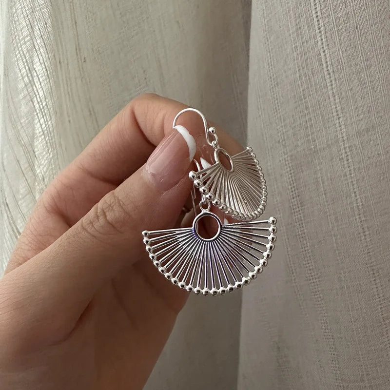 Aretes Aro Abanico — Plata de Ley 925 Hipoalergénica Certificada GIA | Diseño Fino y Moderno