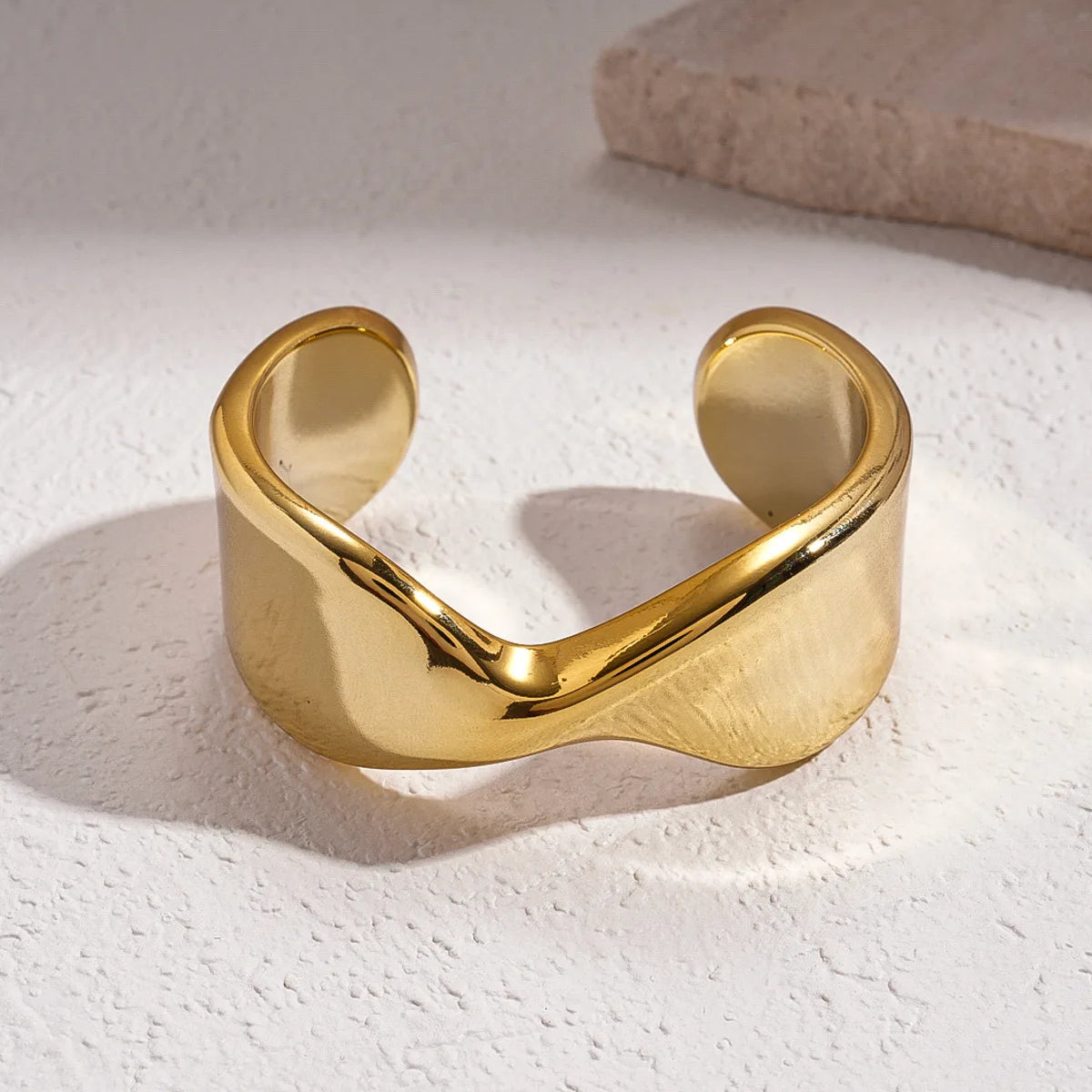 Brazalete “Infinity Twist” para mujer Acero inoxidable con Baño de Oro 18K
