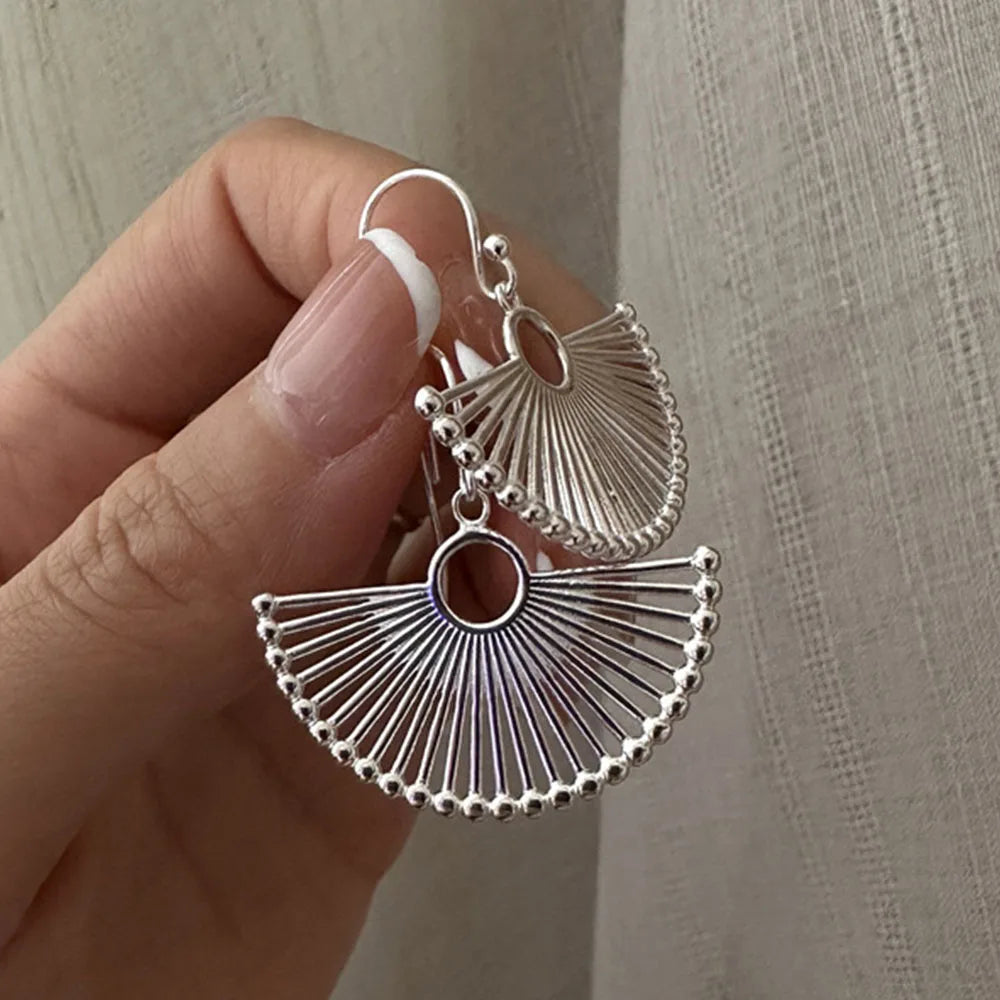 Aretes Aro Abanico — Plata de Ley 925 Hipoalergénica Certificada GIA | Diseño Fino y Moderno