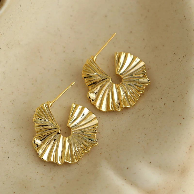 Aretes Aro Abanico Plisado — Plata de Ley 925 Certificada | Diseño Escultórico, Estilo Moderno