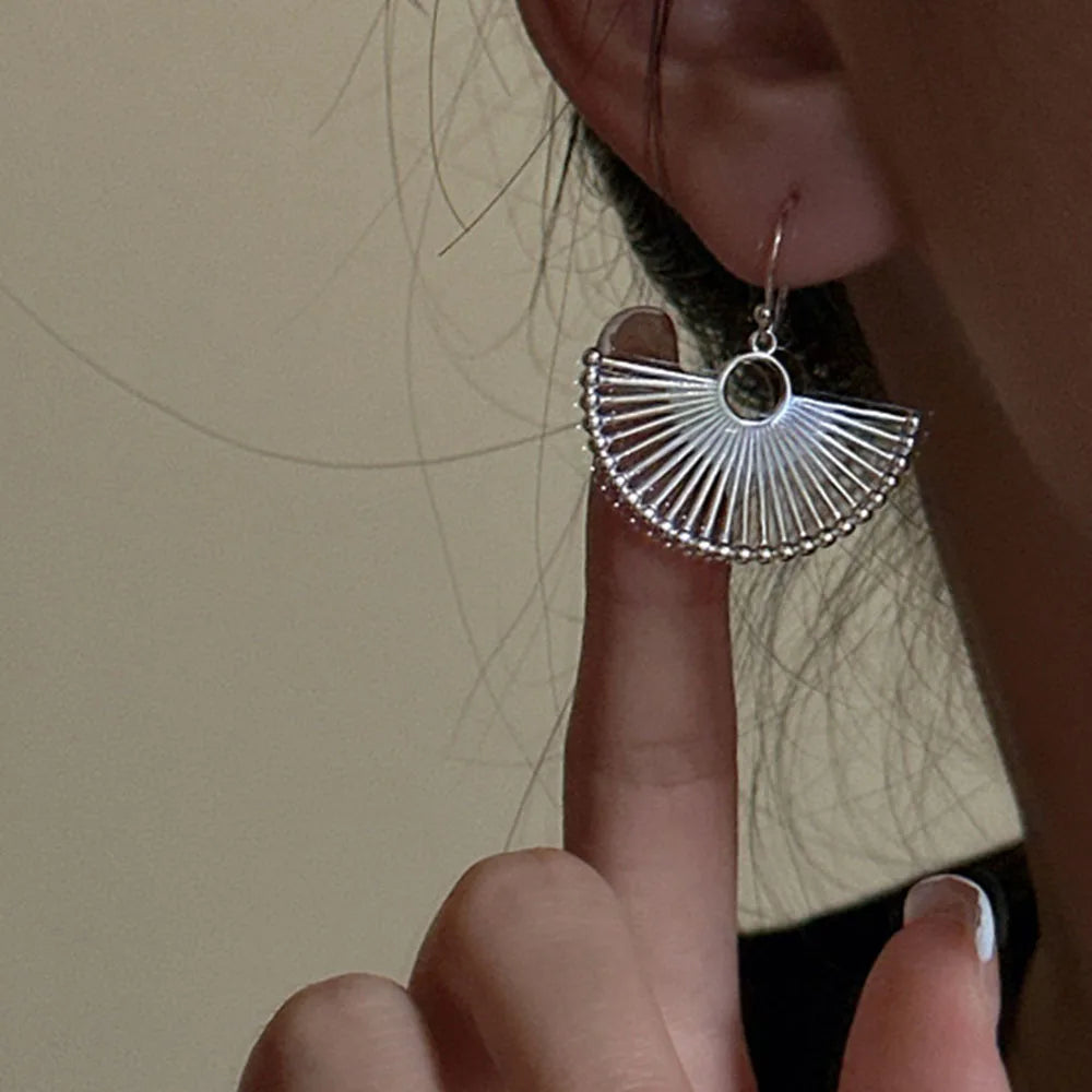 Aretes Aro Abanico — Plata de Ley 925 Hipoalergénica Certificada GIA | Diseño Fino y Moderno