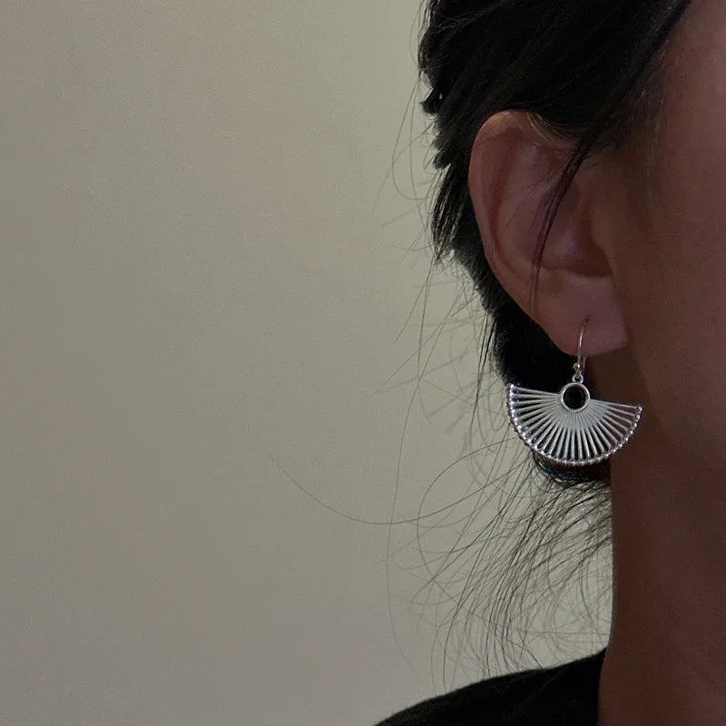 Aretes Aro Abanico — Plata de Ley 925 Hipoalergénica Certificada GIA | Diseño Fino y Moderno