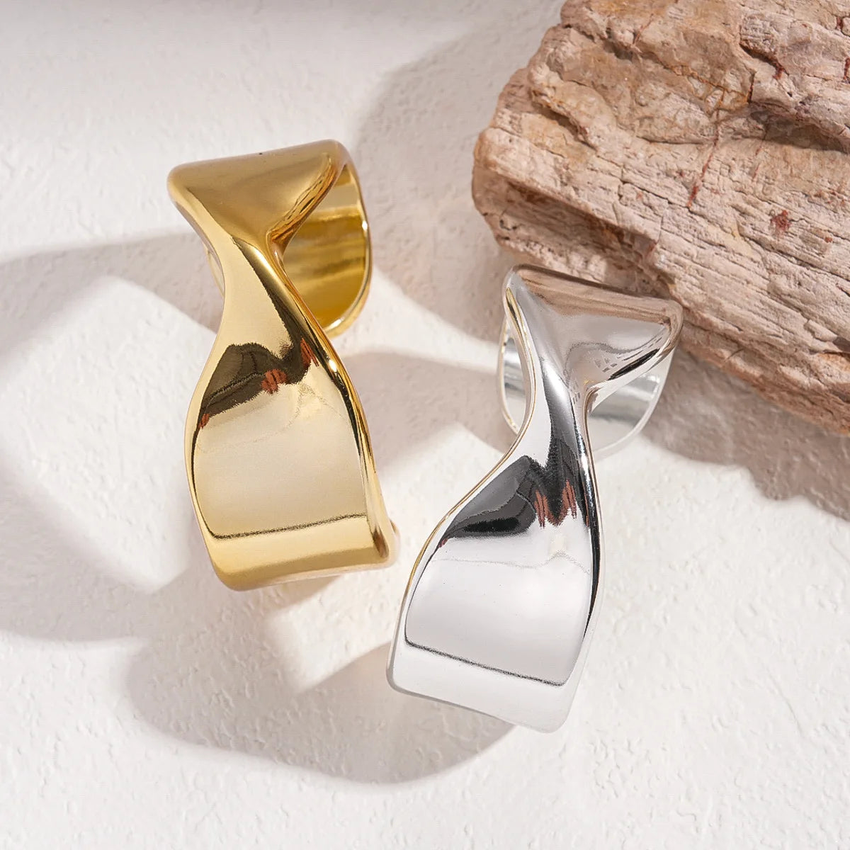 Brazalete “Infinity Twist” para mujer Acero inoxidable con Baño de Oro 18K