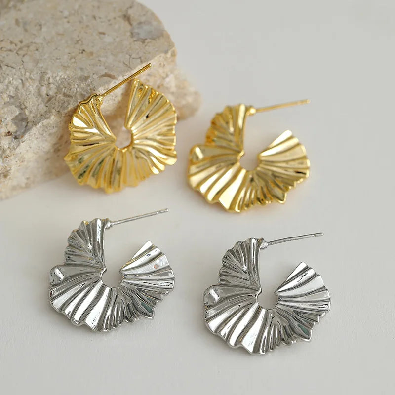 Aretes Aro Abanico Plisado — Plata de Ley 925 Certificada | Diseño Escultórico, Estilo Moderno